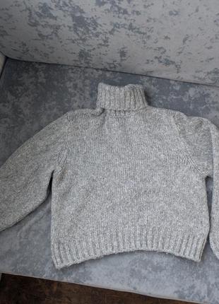 Серый объемный свитер