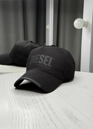 Бейсболка тракер diesel чорного кольору