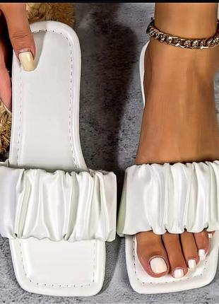 Белые лаковые босоножки гладиатора на шнуровке