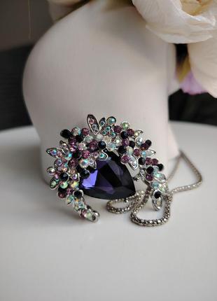 Изящная подвеска с камнями