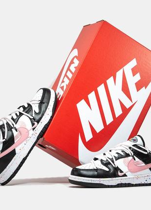 Кроссовки Silver And Gold Come Together On The Nike Essential