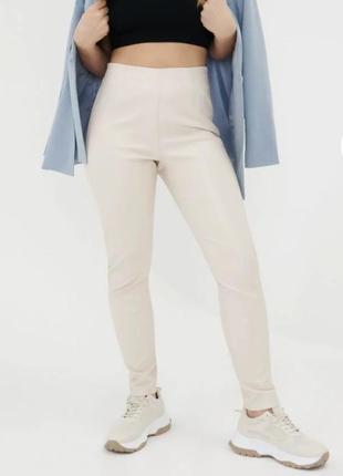 Штани жіночі бежеві кожзам штучна шкіра середня посадка прямі молочні