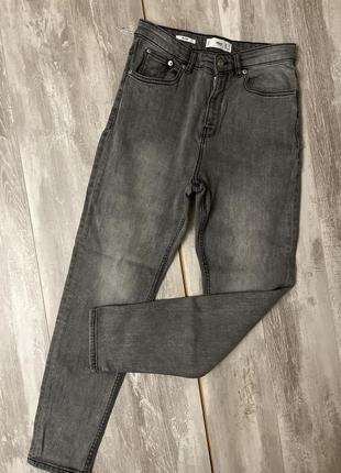 Серые джинсы мом