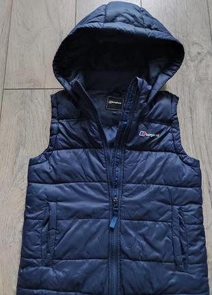 Безрукавка фирменная с капишоном