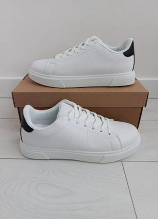 Стильні білі зручні чоловічі кеди-кросівки на кожний день