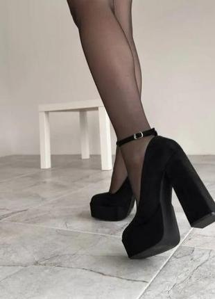 Женские туфли на высоком каблуке и платформе