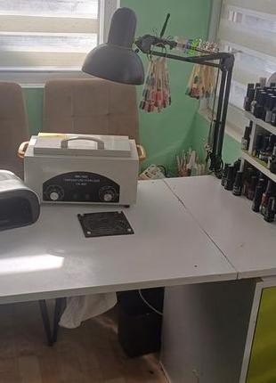 Все для профессионального маникюра, стол с вытяжкой,гель таки, топы, базы, гели все что нужно сухожар лампы, и т.д.