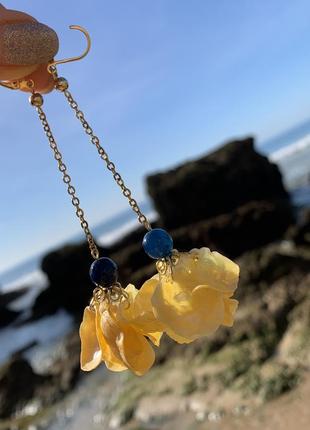 Серьги с лимонными ракушками и голубым агатом ′пионы′