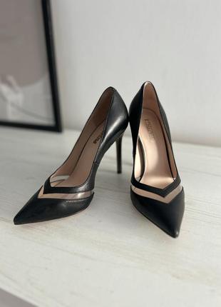 Туфлі на підборах