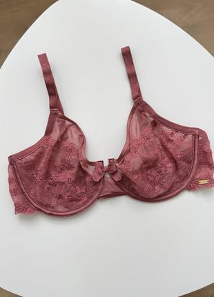 Бюстгальтер на косточках кружевной chantelle 38d