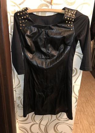 Платье с эко кожи. с шипами на плечиках.