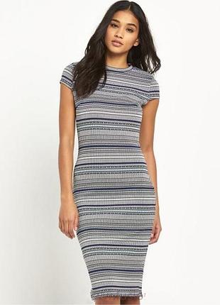 Качественное и плотное платье в орнамент