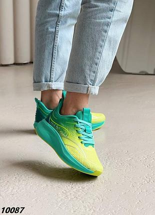 Кроссовки женские