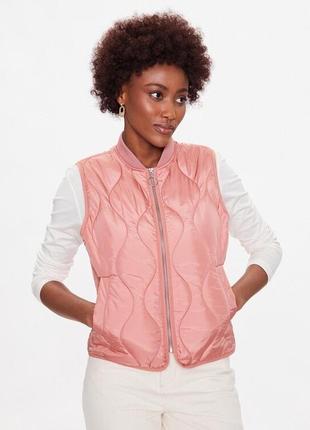 Короткая стеганая безрукавка кораллового цвета