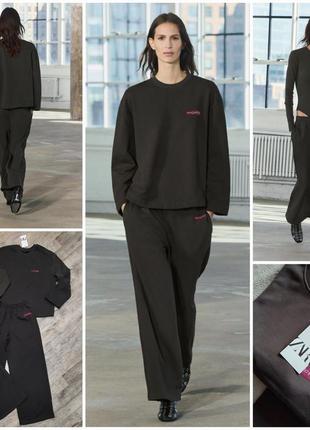 Новий, актуальний на весну костюм zara з контрастними етикетками. хіт