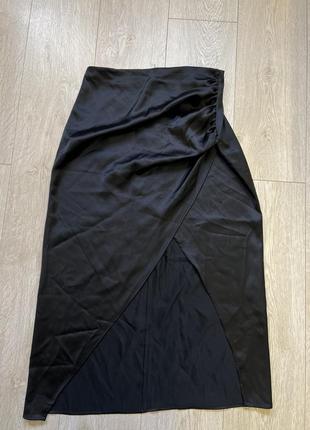 Чорна юбка атласна від zara з вирізом