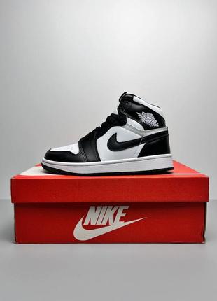 Женские кроссовки nike air jordan 1 retro black white джордан белого с черными цветами