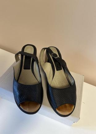 Женские босоножки на каблуке