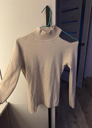 Гольф з вирізом на плечі