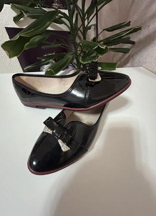 Лакові туфлі метелик