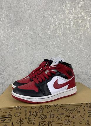 Женские кожаные кроссовки nike air jordan 1 mid / 24 см