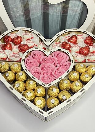 Подарочный бокс в деревянной коробке в форме сердца с мыльными розами и сладостями