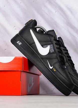 Мужские кожаные кроссовки nike air force черные с белым логотипом (41-44)