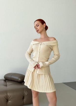 Бежевый костюм с юбкой