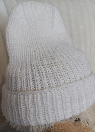 Белая шапка с макушкой лопата