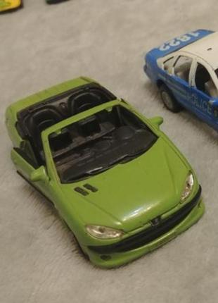 Пара железных машинок