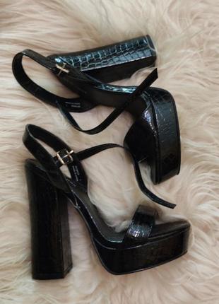 Босоніжки під крокодилову шкіру на високому товстому підборі платформи танкетка туфлі