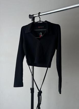 Топ/лонгслив/кофта укороченная/укороченный/короткий с длинным рукавом черная/черный в рубчик с воротничком misspap
