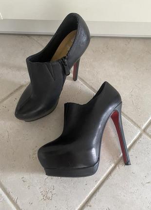 Ботильйони на високих підборах