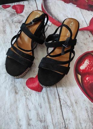 Стильні фірмові шкіряні босоніжки