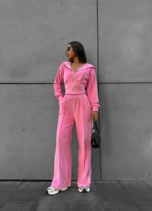 Ніжний велюровий жіночий повсякденний костюм