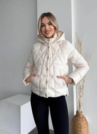 Демисезонная куртка весна осень молочная с капюшоном короткая стеганая
