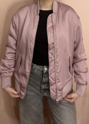 Атласний рожевий бомбер h&m