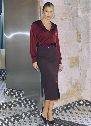 Шоколадная миди юбка прямого кроя с разрезом спереди