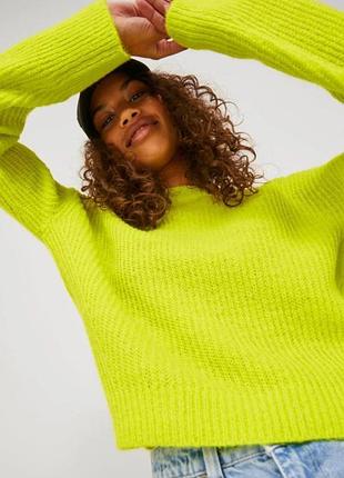 Яркий укороченный свитер