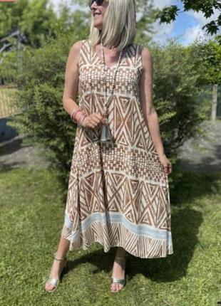 Комфортне з кишенями та розрізами з боків плаття 👗