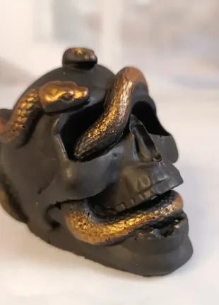 Декоративний череп зі зміями «mystic venom»
