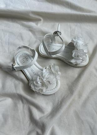 Босоножки primark на девочку праздничные белые с бантом 18-24 м 22 размер
