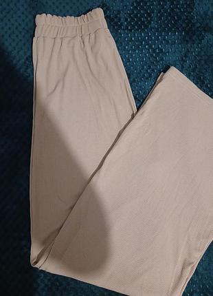 Трендовые бежевые брюки палаццо, клеш в рубчик