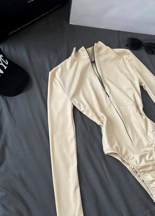 Боди бодик женский с рельефными швами на молнии с высокой горловиной трендовое стильное мо...