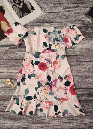 Сукня з відкритими плечима