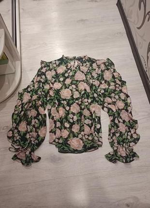 Шифонова блуза з об'ємними рукавами та рюшами