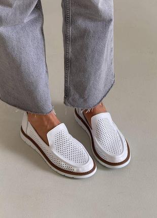 Белые мокасины лоферы