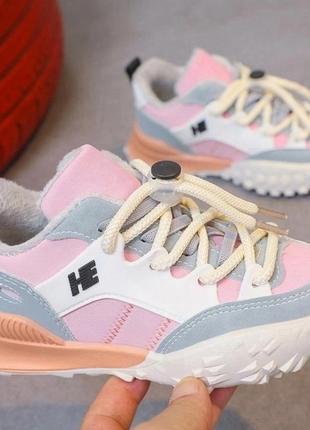 Рожеві кросівки