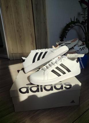 Кеди білі з чорною полоскою adidas 38,5 розмір