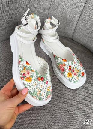 Босоніжки  erika, білий з квітами, натуральна шкіра з перфорацією